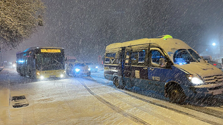 İstanbul'da 9 Mart'tan bu yana aralıklarla devam eden kar yağışı, akşam saatlerinde etkisini artırdı.