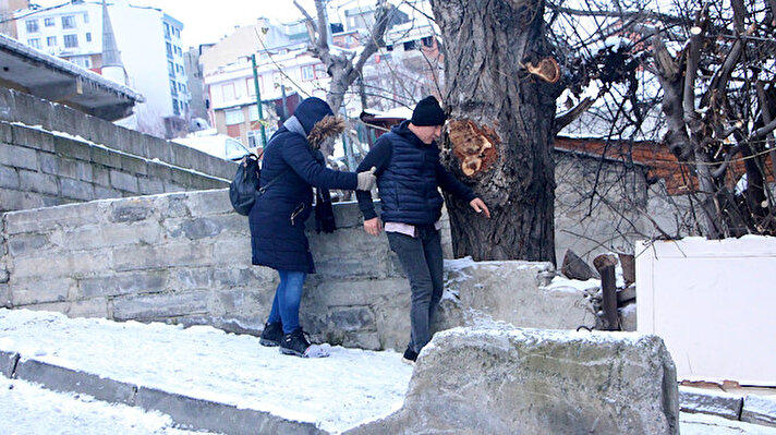 Üç gündür aralıklarla devam eden kar yağışının ardından gece yollarda buzlanma meydana geldi. Şişli’de sabah işe gitmek için dışarıya çıkanlar ara sokaklarda yürümekte bile güçlük çekti. Birçok kişi merdiven korkuluklarını ve duvarları tutarak ilerlemek zorunda kaldı. Bazıları da kayarak gitti. 