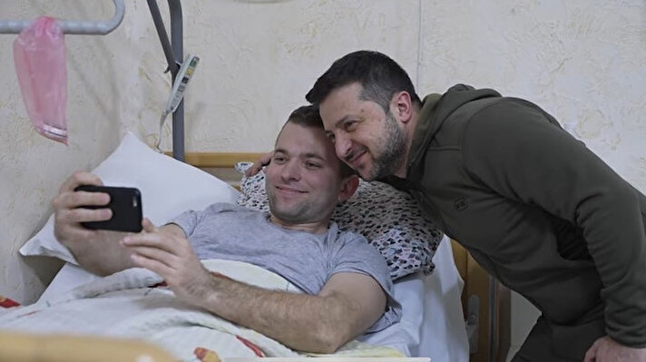 Ukrayna Devlet Başkanı Vladimir Zelenskiy, Rusya'nın Ukrayna'ya açtığı savaşta yaralanan askerleri hastanede ziyaret etti.