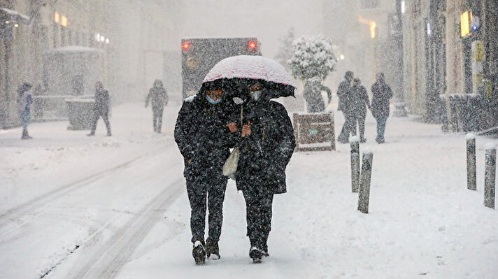 İstanbul’da aralıklı ve yerel olarak kuvvetli kar sağanakları yer yer devam ediyor. Mega kentte kar yağışı dün akşam saatlerine doğru etkisini arttırırken, özellikle boğaza yakın bölgelerde sis hakim oldu.
