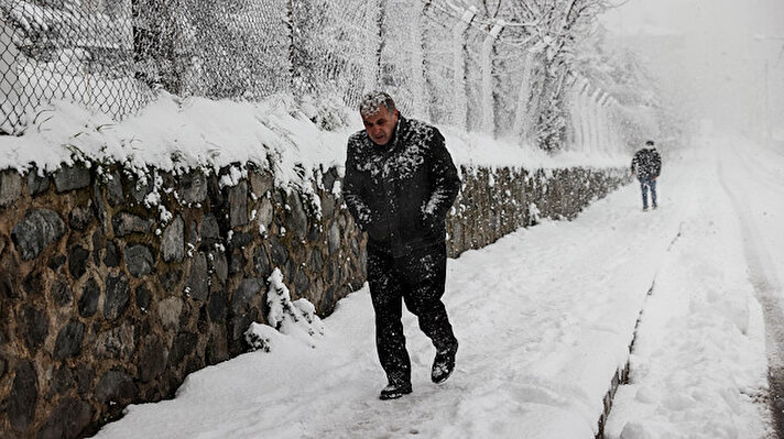 Anadolu ve Avrupa yakasındaki bazı bölgelerde devam eden kar yağışı, hayatı olumsuz etkiliyor.