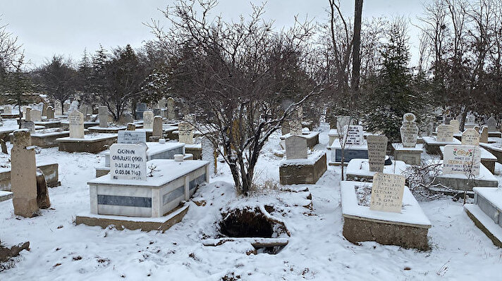 Olay, 10 Mart'ta Bolvadin ilçesi, Şıhlar Mahallesi, Zafer Caddesi'ndeki mezarlıkta meydana geldi. Gece saatlerinde devriye görevi yapan bekçiler, mezarlıkta kendilerini görünce kaçan şüphelileri fark etti.