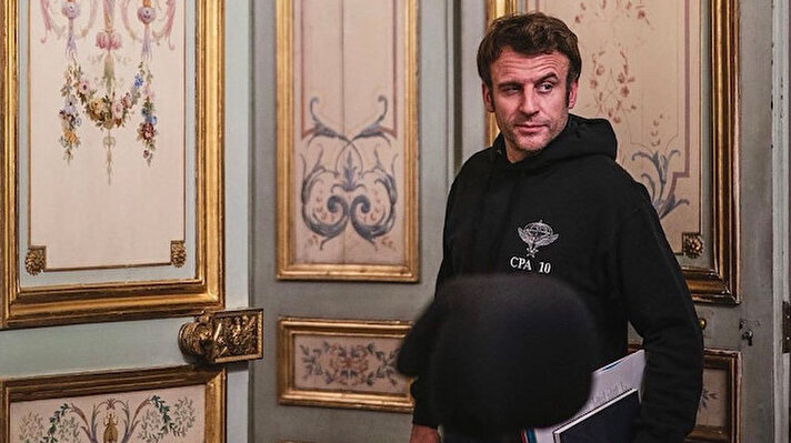 Elysee Sarayı resmi fotoğrafçısı Soazig de la Moissonniere, Instagram hesabından Macron’un dün yaptığı uluslararası telefon görüşmeleri sırasındaki fotoğraflarını paylaştı.