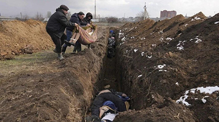 Ukrayna'da bazı yerlerde Rusya’nın saldırıları o kadar yoğun ki, kasabalar ve şehirler, onlarca sivil kurbanı törensiz bir şekilde toplu mezarlara gömmek zorunda kalıyor. Savaşın bu acımasız gerçeği şu anda hiçbir yerde, son iki hafta içinde birkaç mezar yerinin aceleyle kazıldığı, sürekli bombardımanla harap olan önemli bir liman kenti olan Mariupol'den daha belirgin değil.<br><br>Mariupol Belediye Başkan Yardımcısı Serhiy Orlov, BBC'ye telefonla verdiği demeçte, "Kurbanları şehir dışında oldukları ve çevre Rus birlikleri tarafından kontrol edildiği için özel mezarlara gömemeyiz” dedi. 