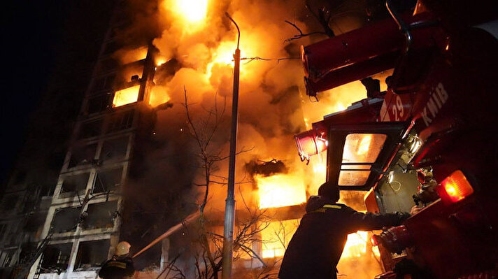 Ukrayna'nın başkenti Kiev'de Rus birliklerince düzenlenen saldırıda bir apartman daha ağır hasar gördü.