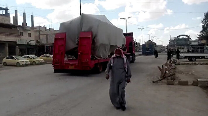 Suriye'de varlık gösteren ABD güçleri, İran'ın Erbil'e düzenlediği füze saldırısının ardından Haseke ve Deyrizor'da bulunan petrol sahalarındaki üslerine takviyeleri artırdı.<br><br>14-15 Mart'ta Irak'ın Suriye sınırındaki El-Velid sınır kapısı üzerinden giriş yapan onlarca TIR'dan oluşan konvoy, Haseke iline bağlı Rümeylan bölgesindeki üsse vardı.