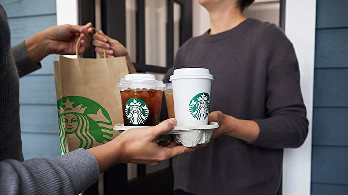 Amerikalı kahve zinciri Starbucks, pek çok müşterisi tarafından sevilen ikonik karton ve plastik bardaklarıyla ilgili yeni bir düzenlemeye gitmeye hazırlanıyor. <br><br>