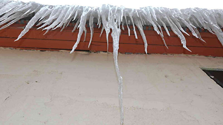 Başkale'de etkili olan kar yağışının ardından dondurucu soğuklar başladı. Hava sıcaklığının gece sıfırın altında 21 dereceye kadar düştüğü ilçede, binaların çatılarında buz sarkıtları oluştu.