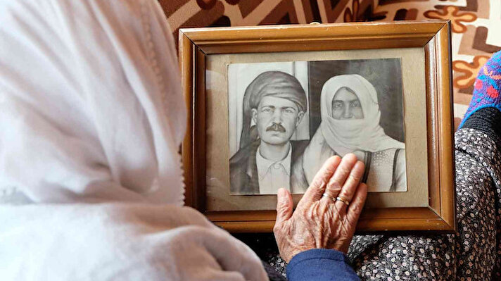 Cepheye 16 yaşında giden ve Çanakkale Savaşı’ndan gazi olarak memleketine dönen eşi Temel Doğan’ın, savaştan döndükten sonra kendisine askerlik anılarını anlattığını söyleyen Güllü Doğan, savaşın yokluk içerisinde geçtiğini ve eşinin ayağında potinin bile olmadığını anlattığını söyledi.