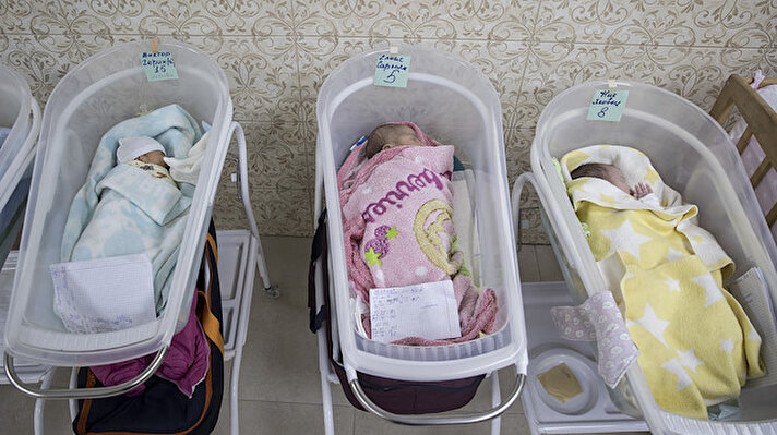 Ukrayna ile Rusya arasındaki savaş, taşıyıcı annelerin dünyaya getirdiği bebekleri derinden etkiledi. 