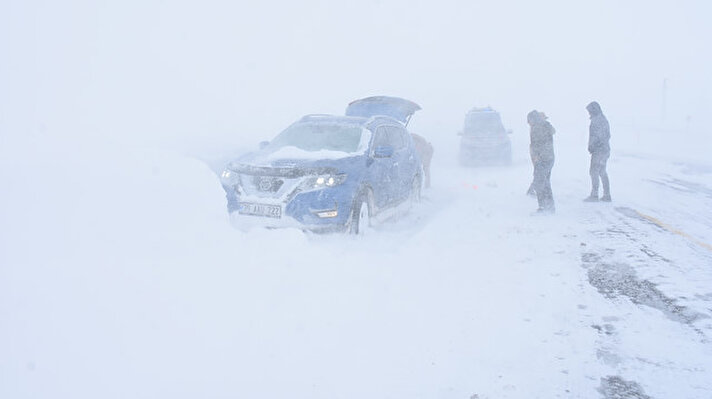 Kar yağışı ve tipi nedeniyle çift taraflı ulaşıma kapatılan Kars-Iğdır kara yolunda araçlarıyla mahsur kalan 18 kişinin yardımına, Ulusal Medikal Kurtarma Ekibi (UMKE) yetişti.