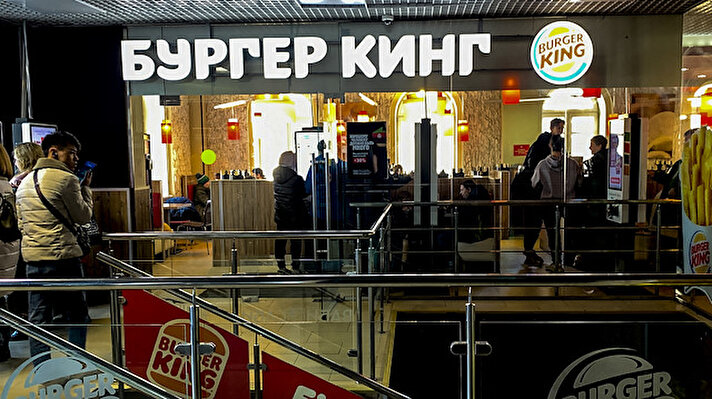 Burger King markasını bünyesinde barındıran Restaurant Brands International'dan (RBI) yapılan yazılı açıklamada, şirketin Rus pazarında üç farklı ortakla 800 restoran işlettiği belirtildi.<br><br>