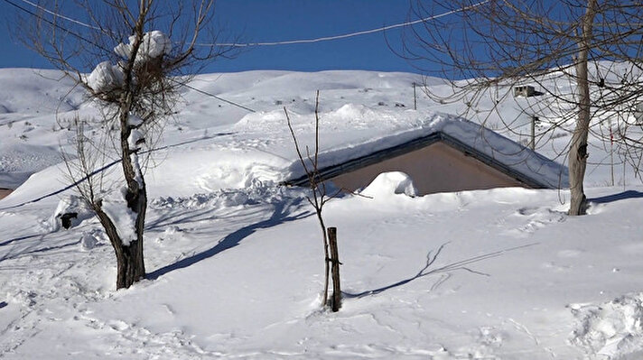 Kente 50 kilometre uzaklıktaki 1800 rakımlı Üçevler köyünde, mart ortasında kar esareti sürüyor.