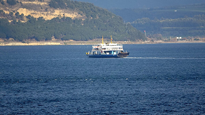 Çanakkale'de şiddetli fırtına nedeniyle feribot seferleri iptal oldu.