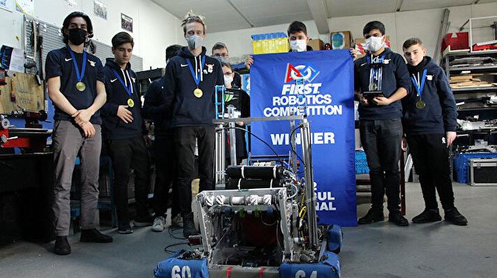 Türkiye'nin en köklü devlet okullarından Şişli Mesleki ve Teknik Anadolu Lisesi, İstanbul'da düzenlenen First Robotik Yarışması bölgesel ayağında şampiyon oldu.  
