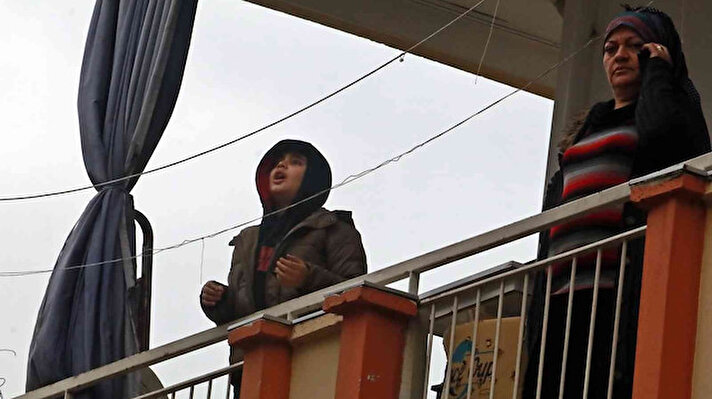 Olay, Muratpaşa ilçesi Yenigün Mahallesi’ndeki 3 katlı bir apartmanın zemin katındaki depoda meydana geldi. Edinilen bilgiye göre, depoda henüz bilinmeyen bir nedenden dolayı yangın çıktı. Dumanları gören bina sakinleri, 112 Acil Çağrı Merkezi’ni arayarak yardım talep etti. Bazı apartman sakinleri evlerinden çıkıp sokağa indi. Çok geçmeden dumanlar apartmanın bir ve ikinci katına da ulaştı. Kısa süre sonra olay yerine gelen itfaiye ekipleri, odunluk olarak kullanılan depodaki yangına müdahale etmeye başladı.