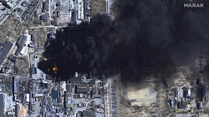 21 Mart 2002'de Ukrayna, Chernihiv'de yanan petrol depolama tanklarının multispektral bir görüntüsünü gösteriyor.