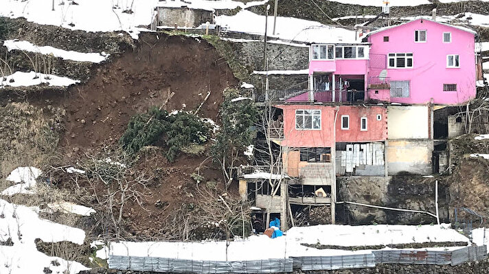 Son yıllarda küresel iklim değişikliğinin etkileriyle görülen ani lokal ve şiddetli yağışların, can ve mal kayıplarıyla sonuçlanan sel ve heyelanlara yol açtığı Doğu Karadeniz Bölgesi'nde, son haftalarda mevsim normallerinin altında yoğun kar ve yağmur yağışları görüldü. Özellikle mart ayında yoğun kar düşen bölgede, Trabzon, Ordu, Samsun ve Rize’de pek çok noktada kaya düşmesine de neden heyelanlarda artış yaşandı. Bölge illerinde kar yağışının ani erimesi kaynaklı, toprağın yumuşamasıyla oluşan heyelanda, can kaybı yaşanmazken, tarım arazileri ile istinat duvarları yıkılan kent merkezlerinde yamaca yakın site ve binalarda da hasar oluştu. Bölgenin zorlu coğrafyasındaki tarım arazilerine köklü ağaçlar dikilmesinin yanı sıra riskli istinat duvarlarının gözden geçirilip, güçlendirilmesini öneren uzmanlar da, olası sel ve heyelanlar için gelecek 5 ayın kritik olduğuna dikkati çekti.