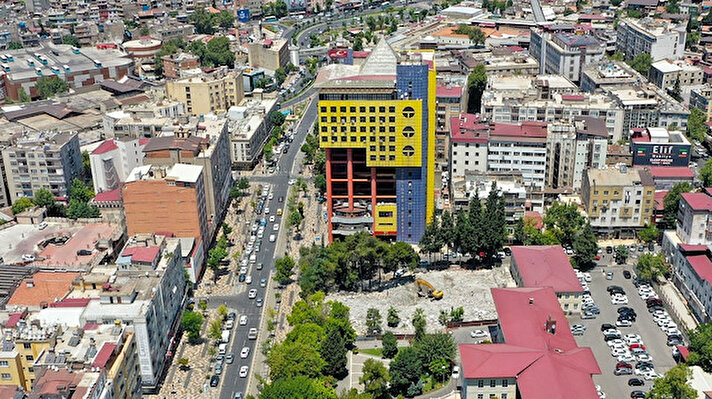 Kahramanmaraş’ta 1994 yılında iş merkezi olan yapılan İl Özel İdare binası, mimari yapısı ve renkleriyle ünü dünya geneline yayıldı.<br>