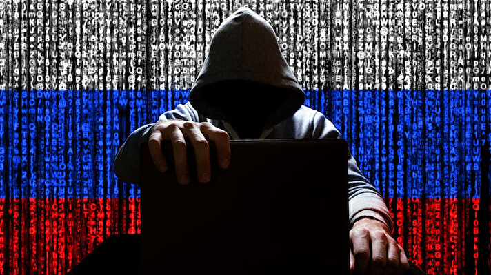 Rusya'nın Ukrayna'ya yönelik işgal girişiminde bir aylık bir zaman dilimi geride kalırken orduların yanı sıra siber korsanlar da sanal ortamda savaş yürütüyor. 