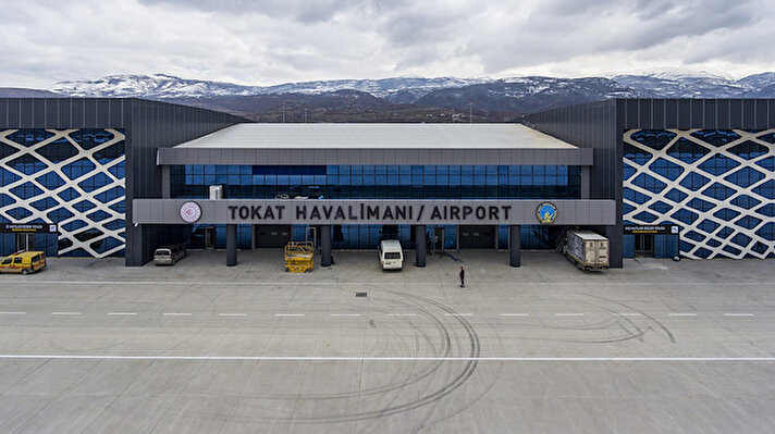 Tokat-Turhal kara yolu Pazar kavşağında 1995 yılında yapılan havalimanı, 2001'de bazı sorunlar nedeniyle uçuşlara kapatıldı. 2006'da tekrar hizmet vermeye başlayan havalimanında 2008 yılında durdurulan uçuşlar, 2010'da yeniden başladı.<br><br>