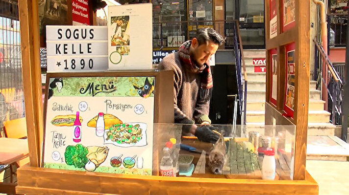 Japon esnaf Yuji Umeji (40) 10 yıl önce Türkiye'ye yerleşti. İstanbul Kadıköy'de oturan Umeji, sokak lezzeti olan kelle söğüşün tadına baktıktan sonra tutkunu oldu. 8 yıl boyunca ayda en az 3 kez kelle söğüş yiyen Umeji, sonunda kelle söğüşün nasıl yapıldığını öğrenmek istedi.