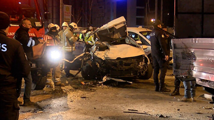 Edinilen bilgiye göre, 02.30 sıralarında Bostancı E5 Karayolu Ankara istikametinde 34 EIU 299 plakalı araç sol şeritte seyir halindeyken lastiği patladı. 