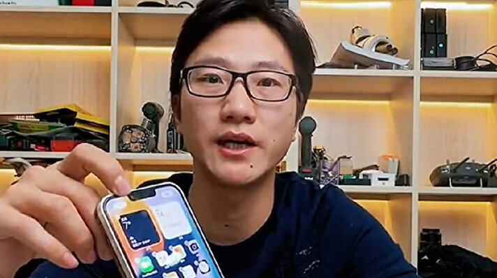 Yang Changshun isimli kişi kısa süre önce şaşırtıcı bir çalışmaya imza attı ve kalınlığını ikiye katladığı iPhone 13 Pro Max telefon modeline ikinci pil, normalde olmayan 3,5 kulaklık girişi ve yine normalde olmayan USB-C portu ekledi. 