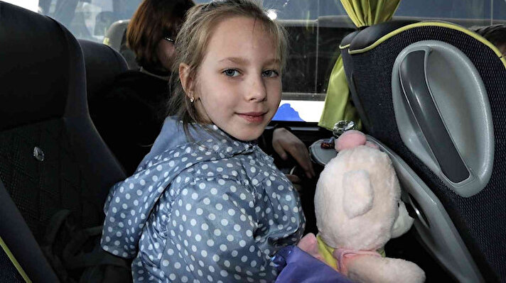 Rusya'nın Ukrayna'yı işgalinin ardından yetimhanede yaşayan bazı çocuklar ve siviller güvenlik nedeniyle trenle Polonya'ya tahliye edildi.