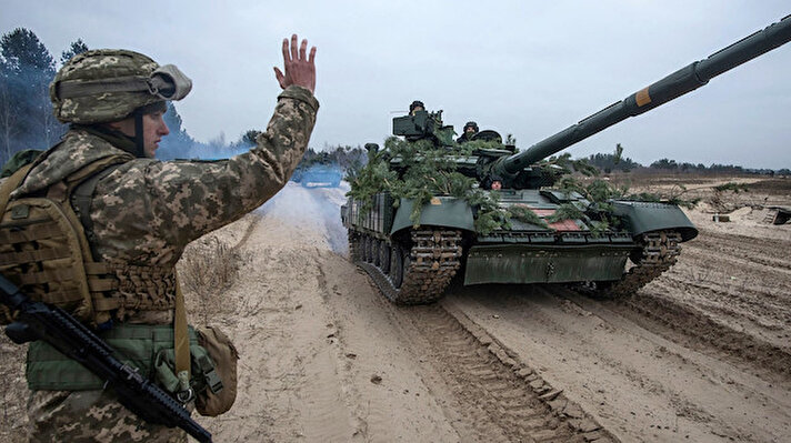 ​Rusya Ukrayna savaşı 33. gününe girdi. Çatışmaların sürdüğü bölgeden acı haberler gelmeye devam ediyor. Rusya'nın bugüne kadar istediği ilerlemeyi sağlayamamış olması dünya basınında geniş yer buluyor.