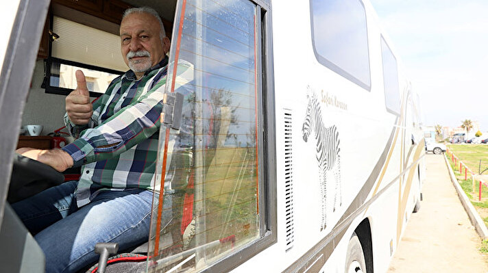 İstanbul'da yaşayan mimar Selçuk Aslan, 10 yıl önce emekli olup Antalya'ya yerleşti. Çalıştığı süre boyunca karavan yaşantısını hayal eden Aslan, emekli olunca karavan arayışına girişti. 