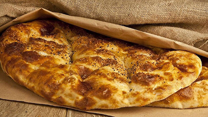 Kahramanmaraş’ın Elbistan Belediye Başkanı Mehmet Gürbüz, halk ekmek fabrikasında 1 liradan ekmek satışının sürdüğünü belirterek, “Türkiye’nin en ucuz Ramazan pidesini ve ekmeğini halkla buluşturuyoruz” dedi.