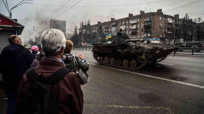 Ukrayna’nın başkenti Kiev’de cepheden dönen tank konvoyu halk tarafından sevgisiyle karşılandı.