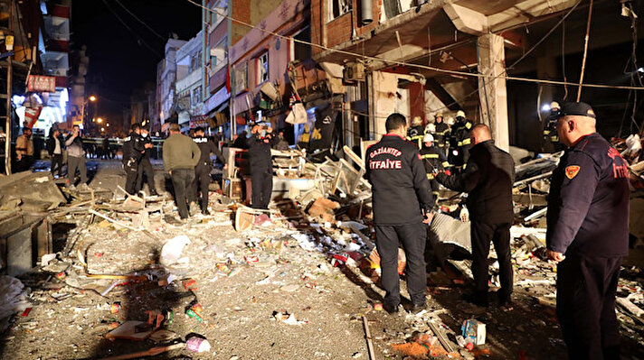 Olay, saat 04.00 saatlerinde Mevlana Mahallesi’nde yaşandı. Cadde üzerinde bulunan lokantada bulunan tüpler, kimsenin olmadığı sırada bilinmeyen nedenle patladı.