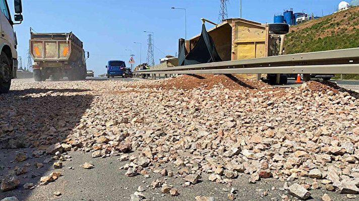 Kaza, Kocaeli’nin Gebze ilçesi Tavşanlı Mahallesi D-100 Karayolu bağlantı yolu İstanbul istikametinde meydana geldi.