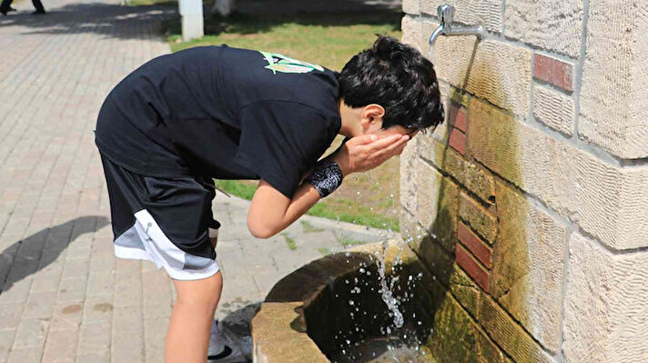Türkiye’nin en sıcak illerinden olan Adana’da güneş altındaki termometreler 33 dereceyi gördü
