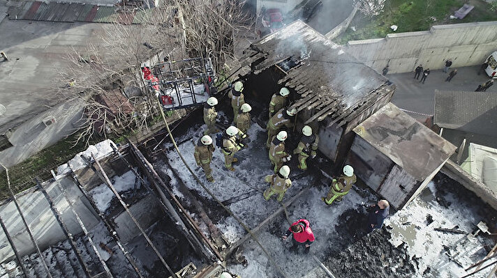 Yangın, 08.00 sıralarında Muratpaşa Mahallesi Rami Kışla Caddesi İşkent sitesinde bulunan 3 katlı bir iş yerinin çatısında çıktı. 