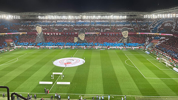 Trabzonspor taraftarları Beşiktaş maçında coşkuyla tribünde takımlarını destekledi.