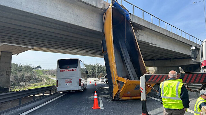 Kuzey Marmara Bağlantı Yolu'ndan Ümraniye istikametine seyreden 34 ERJ 819 plakalı kamyonun dorsesi, henüz bilinmeyen nedenle açıldı, sürücü durumu fark etmedi.<br>