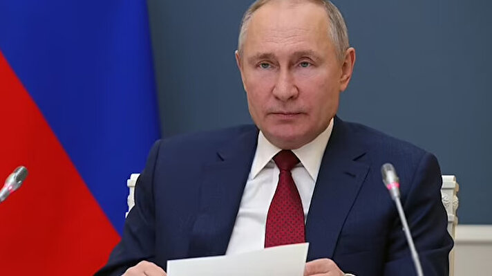 Daily Mail'in haberine göre Vladimir Putin'in, Rusları, aileleri ve arkadaşları da dahil olmak üzere işgali eleştiren sözde 'hainleri' ihbar etmeye teşvik etmesi amacıyla telefon hatları kurduktan sonra Rusya'yı 1937'ye geri götürdüğü iddia ediliyor.<br>