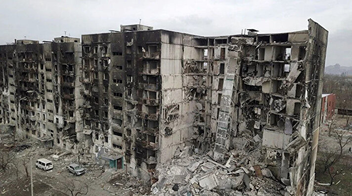 Drone görüntüleri, Ukrayna'nın liman kenti Mariupol'ün haftalarca süren Rus bombardımanından sonra adeta bir cehenneme döndüğü gösterdi. Yetkililerin bildirdiğine göre savaştan önce 400 bin kişiye ev sahipliği yapan şehirdeki binaların yüzde 90’ınından fazlası yıkıldı. <br><br>