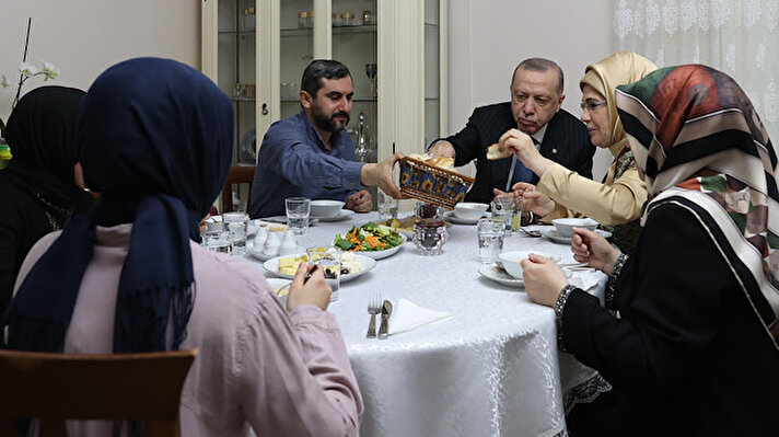 Cumhurbaşkanı Recep Tayyip Erdoğan ve eşi Emine Erdoğan, Ramazanın üçüncü iftarında Ümraniye ilçesinde oturan Ersin Kılıçaslan ve ailesinin misafiri olmuş ve 3 çocuklu aileyle iftar yapmıştı. 