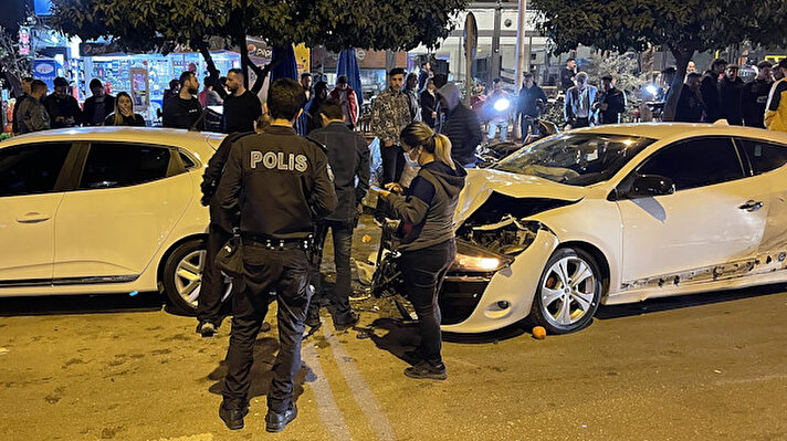 Çukurova ilçesi Turgut Özal Bulvarı'nda aynı yönde seyreden Mehmet B'nin kullandığı 01 AIM 510 plakalı otomobil, önünde seyreden sürücüsünün kimliği belirlenemeyen 01 AHV 962 plakalı otomobil ile çarpıştı.