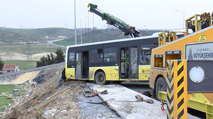 Başakşehir'de Şahintepe Mahallesi'nde park edilen İETT otobüsü kısa süre sonra içinde kimse yokken kaymaya başladı.