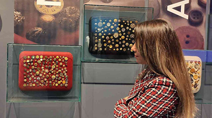 Bursa Kent Müzesi'nde ziyarete açılan ve içinde 4 bin adet düğmenin bulunduğu koleksiyonun hikayesi ise dinleyenlerin yüreğini burkuyor.<br>