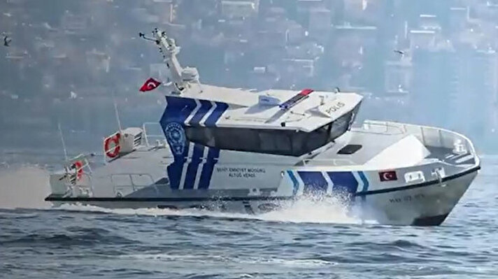 İzmir'de bir firma tarafından Türk polisinin ihtiyaçları dikkate alınarak tasarlanan ve Arnavutluk polisinin de istediği devriye botları, görev yapacağı sulara hareket etmek üzere denize indirildi.<br>