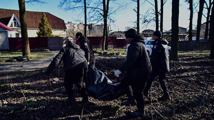 Ukrayna’nın Bucha kentinde ekiplerin yürüttüğü çalışmalarda birçok evde sivillere ait cesetler bulundu.