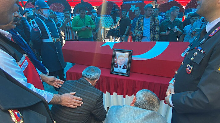 Kozan İlçe Jandarma Komutanlığı'na ait 01 JAA 081 plakalı minibüs ile Mustafa Ç. yönetimindeki 01 JB 505 plakalı otomobil, dün saat 15.30 sıralarında Kozan-Adana kara yolu Mansurlu kavşağında çarpıştı.<br><br>