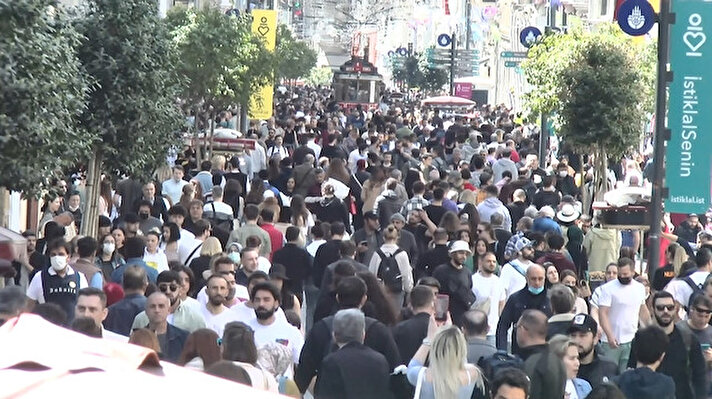 Soğuk ve kapalı havaların ardından güneşli bir pazar gününe uyanan İstanbullular, fırsatı değerlendirerek kendilerini dışarı attı. 