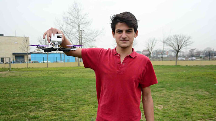 Kocaeli’nin Kartepe ilçesinde bulunan Pirelli Anadolu Lisesi 11. sınıf öğrencisi Yunus Emre Filiz, yarış dronu yaptı. Filiz’in tasarladığı yarış dronu, saatte 200 kilometre hıza ulaşabiliyor. Filiz, dönüş kabiliyetleri konusunda özel tasarım yapan dronu ile yarışlara hazırlanıyor. Haziran ayında düzenlenecek Havacılık, Uzay ve Teknoloji Festivali’nde (TEKNOFEST) yarış dronu kategorisinde boy gösterecek olan öğrenci, vaktinin büyük kısmını çalışmalarına ayırıyor.